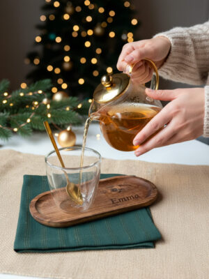 Coffret cocooning en bois gravé – tasse transparente dorée et serviette verte