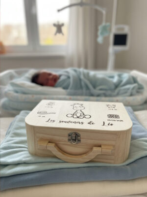 Valise de naissance en bois gravée et personnalisée